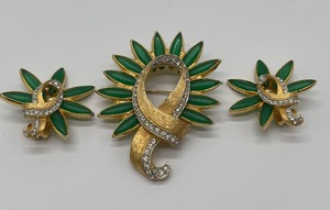 Gold Tone and Green Emerald Rhinestone Gemstone Ribbon Brooch and Matching Earrings