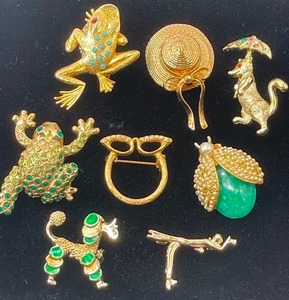 Brooch Lot of 8 Gold Tone Frogs, Bug, Poodle, ETC