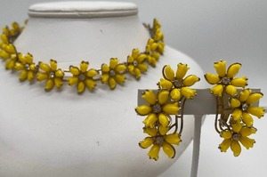 Vintage Yellow and Rhinestone Stylized Plastic Flower Choker and Matching Earrings