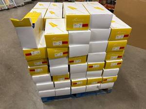 lot 17 image: Pallet of lab supplies