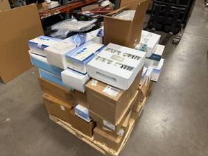 lot 18 image: Pallet of lab supplies