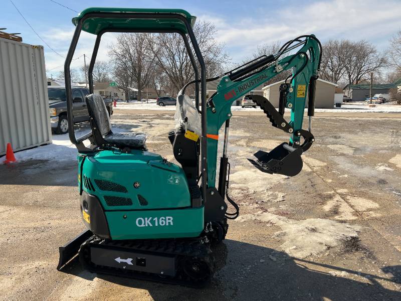 lot 195 image: 2024 AGT Mini Excavator QK16R with Powered Thumb