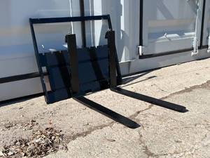 lot 508 image: FUTURE Mini Skid Steer Forks
