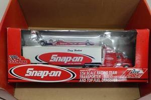 lot 163 image: Racing Champions 164 Snap-On Racing Team Transporter & Top Fuel Dragster