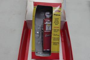 lot 169 image: Snap-On Limited Edition Die Cast Gas Pump Bank