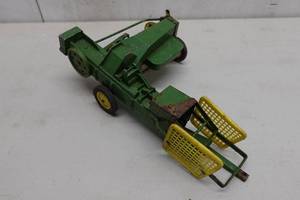 lot 170 image: Vintage Ertl John Deere Die Cast Baler Accessory