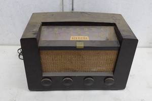 lot 195 image: Antique RCA Victor 8R71 Tube Radio