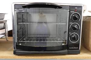 lot 140 image: Hamilton Beach Table Top Oven