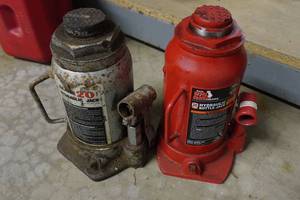 lot 368 image: 2 20-Ton Hydraulic Bottle Jacks