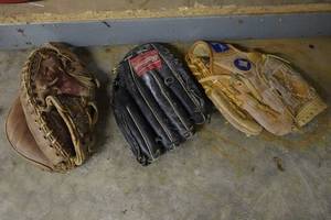 lot 398 image: 3 Baseball Gloves - RH Catch Catchers Mitt