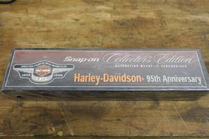 lot 260 image: NEW Snap-On Harley Davidson Ratcheting Magnetic Screwdriver