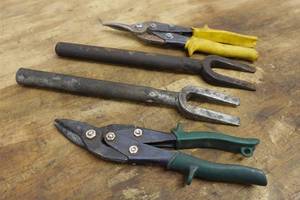 lot 277 image: Tin Snips with Pickle Forks