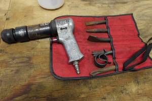 lot 284 image: Ingersoll Rand Air Hammer with MAC Tools Quick Connect and Bits