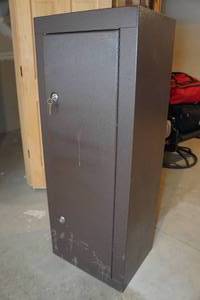 lot 32 image: Dual Cylinder Metal Gun Cabinet