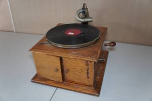 lot 88 image: Antique Victor Talking Machine Style VV-IV Record Player