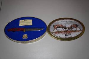 lot 103 image: Buck Knives Fixed Blade Knife with Battling Bucks Tin