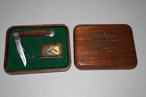 lot 104 image: Schrade Cutlery 198889 Federal Duck Stamp Commemorative Knife