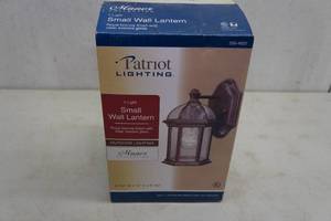 lot 148 image: Patriot Lighting Small Wall Lantern