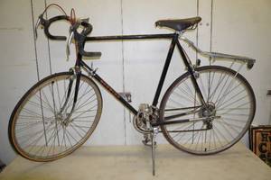lot 126 image: Vintage Schwinn Voyageur 11.8 Road Bike