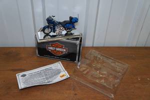 lot 154 image: Maisto Harley Davidson Screamin Eagle Road Glide 118 Scale Model