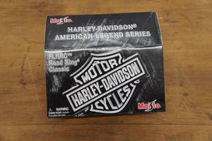 lot 159 image: Maisto Harley Davidson Road King Classic Scale Model