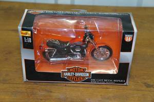 lot 160 image: Maisto Harley Davidson 883 118 Scale Model