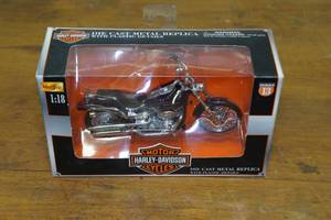 lot 252 image: Maisto Harley Davidson 118 Scale Model