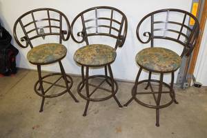 lot 422 image: 3 Bar Stools with Padded Seats