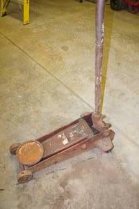 lot 348 image: Matco Tools 2 Ton Floor Jack