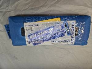 Compact Ice Scraper  Snow Broom (Brand New Snow Joe)