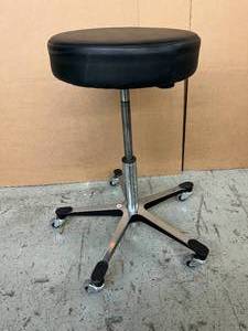 lot 9 image: High Quality Blickman Black Pneumatic Exam Stool - In Great Condition