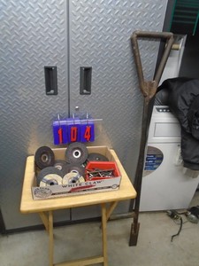 lot 104 image: Flat of 4 x 4 � grinding discs & ice chisel. As shown.