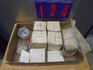 lot 124 image: Flat of Tecumseh pistons & air filters. As shown.