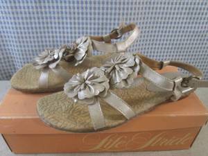 lot 36 image: (CSB) Pair of b-o-c Shoes Size Unkn...