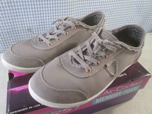 lot 37 image: (CSB) Pair of Bobs from Skechers Me...