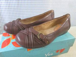 lot 38 image: (CSB) Pair of Yuu Shoes Size 8 12M...