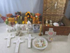 lot 55 image: (BS) Vintage Basket Full of Assorte...