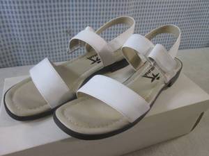 lot 67 image: (BS) Pair of Laguna Shoes Size 6 1...
