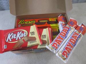 lot 95 image: (B-1) 12 King Size Candy Bars Kit K...