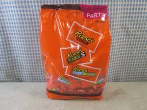 lot 98 image: (B-2) Party Pack Bag of Snack Size ...