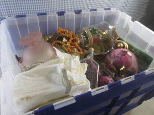 lot 125 image: (F-1) Tote Full of Misc Decor Vinta...