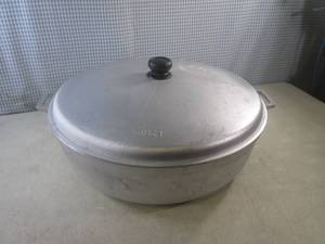 lot 137 image: (EC1) Huge Imusa Cast Aluminum Pot ...