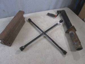 lot 143 image: (A-3) Trailer Jack, 14 Train Track...