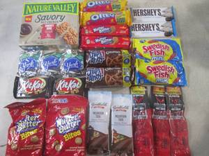 lot 318 image: (B-1) Assorted Snacks Past Date...