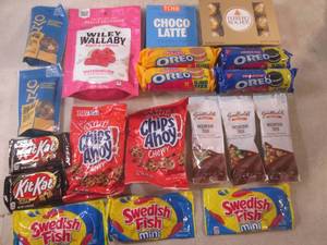 lot 322 image: (B-1) Assorted Snacks Past Date...