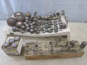 lot 197 image: (EW2) Assortment of Sanding and Gri...
