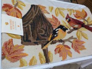lot 18 image: Hand Hooked Accent Rug 22 x 38...