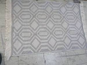 lot 27 image: Accent Beige Rug 30 x 45...