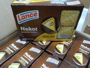 lot 207 image: 12 ct 6.8 oz Boxes Lance Nekot Lemo...