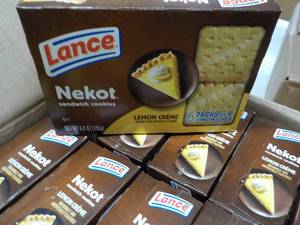 lot 208 image: 12 ct 6.8 oz Boxes Lance Nekot Lemo...